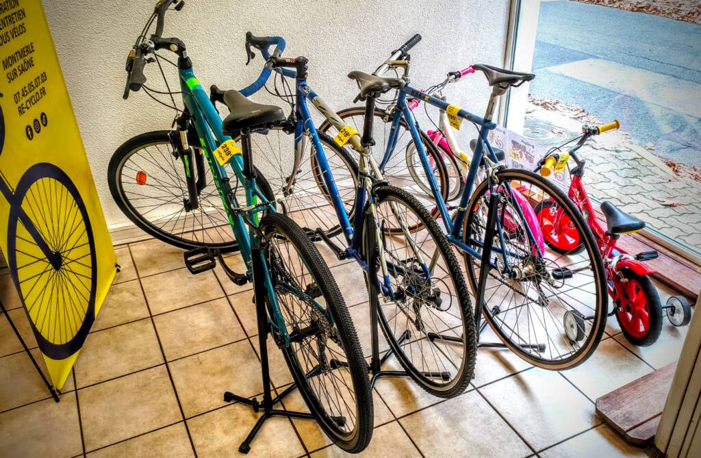 Vélos dans l'atelier reCyclo à Montmerle sur Saône