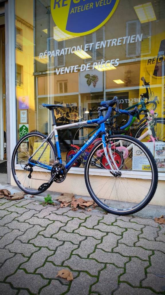 Vélo de route b'Twin d'occasion révisé devant l'atelier reCyclo à Montmerle sur Saône