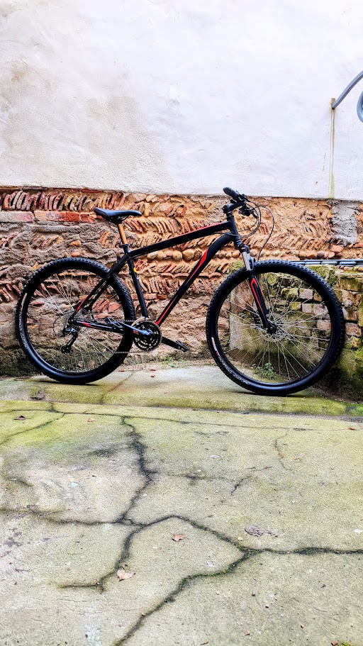 VTT semi-rigide noir et rouge d'occasion révisé