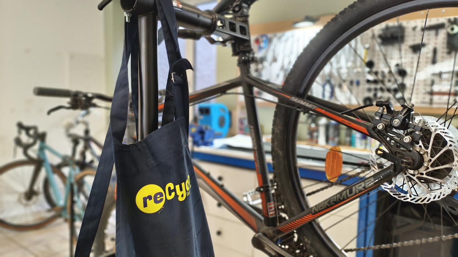 Atelier de réparation vélo reCyclo à Montmerle sur Saône : VTT sur le pied d'atelier et tablier reCyclo